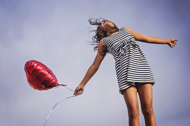 Soñar con globos azules: una experiencia llena de alegría y libertad